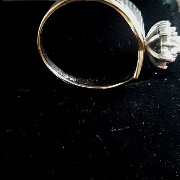 Ladies yellow and white gold diamond ring..gorgeous. - Picture 4 of 4